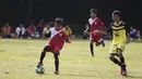 Seorang pesepak bola muda mencoba menggiring bola saat bertanding disaksikan pelatih Bali United, Indra Sjafri, di Lapangan MAN Insan Cendikia, Tangerang, Jumat (8/1/2016). (Bola.com/Vitalis Yogi Trisna)