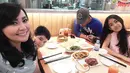Artis Tessa Kaunang saat makan siang bersama anak dan kekasih barunya, Rully. Ibu dua anak itu cukup sering memamerkan kebersamaannya dengan sang kekasih. (Instagram/thessakaunangtuiit)