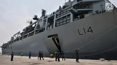 Kapal perang HMS Albion tiba di Pelabuhan Tanjung Priok, Jakarta, Minggu (22/4). Kedatangan kapal HMS Albion beserta awak AL Kerajaan Inggris tersebut dalam rangka penguatan kerjasama antara militer Inggris dan Indonesia. (Merdeka.com/Iqbal S. Nugroho)