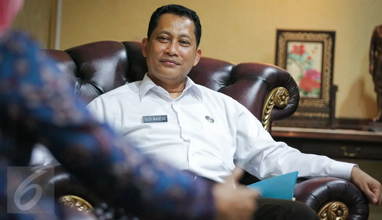 Kepala BNN Komjen Budi Waseso saat menemui Mensos Khofifah Indar Parawansa di Gedung Kemensos, Jakarta, Senin (19/10). Keduanya membahas rencana lapas narkoba di Gunung Sindur, Bogor yang akan dintegrasikan. (Liputan6.com/Faizal Fanani)