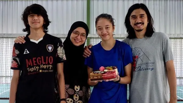 6 Potret Keseharian Istri Duta Sheila On 7, Penampilannya Sederhana Pakai Daster
