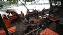 Petugas Penanganan Sarana dan Prasarana Umum (PPSU) DKI Jakarta membongkar lapak pedagang di kawasan Danau Sunter, Jakarta Utara, Jumat (19/1). Penataan ini dilakukan untuk mendukung Festival Danau Sunter pada Februari 2018. (Liputan6.com/Arya Manggala)