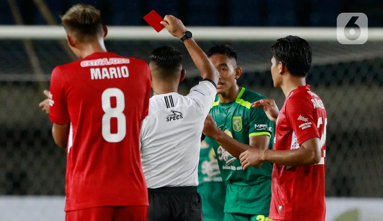 Pemain Persebaya Surabaya, Rizky Ridho (tengah), mendapat kartu merah saat melawan Persik Kediri pada laga Piala Menpora 2021 di Stadion Si Jala Harupat, Bandung, Selasa (23/3/2021). (Bola.com/M Iqbal Ichsan)