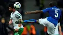 Duel antara pemain Irlandia dan Italia pada laga Grup E Piala Eropa 2016 di Stade Pierre Mauroy, Lille, Kamis (23/6/2016) dini hari WIB. (AFP/Philippe Lopez)