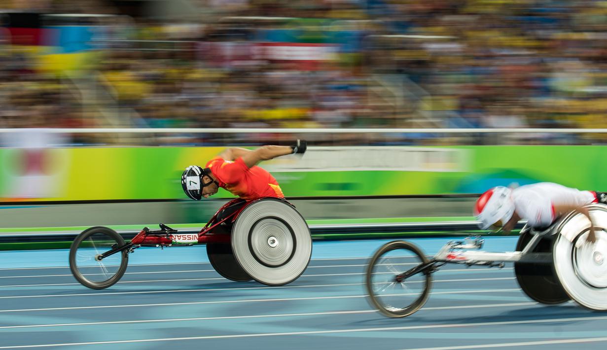 Atlet China, Liu Chengming (kiri) saat memacu kendaraanya pada cabang 400m  putra - T54  di Olympic Stadium, pada ajang Paralimpik Games 2016, Rio de Janeiro, Brasil, (11/9/2016). (AFP/OIS/IOC/Thomas Lovelock for OIS/IOC)