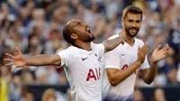 Gelandang Tottenham Hotspur, Lucas Moura berselebrasi usai mencetak gol ke gawang AS Roma pada pertandingan International Champions Cup di San Diego (25/7). Moura mencetak dua gol dan mengantar tottenham menang 4-1 atas Roma. (AP Photo/Gregory Bull)