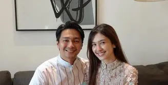 Mikha Tambayong dan Deva Mahenra tampil serasi dalam baju Lebaran merek Artkea. [Foto: @miktambayong]