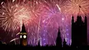 Kembang api meledak di langit untuk menyambut Tahun Baru di sekitar London Eye dan Menara Elizabeth atau yang biasa dikenal dengan nama "Big Ben", di Istana Westminster, London pada 1 Januari 2026. (Brook Mitchell/AFP)