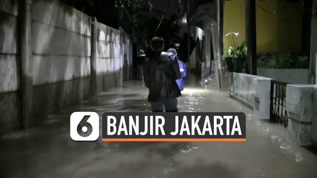 Luapan sungai Ciliwung disertai hujan deras yang terus mengguyur memicu banjir kembali melanda sebagian wilayah di Jakarta. Salah satunya dialami warga Kramat Jati Jakarta Timur Jumat (21/2) dini hari.