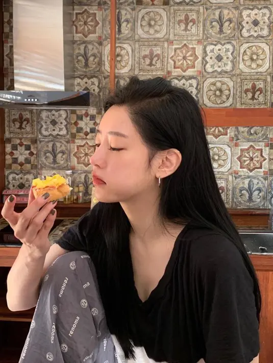 Wajah imut Soyeon saat baru bangun tidur sambil menyantap camilan. Penyanyi juga aktris tersebut sudah menjalin hubungan dengan Yu-Min selama kurang lebih tiga tahun lamanya. (Instagram/@melodysoyani)