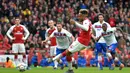 Striker Arsenal, Pierre-Emerick Aubameyang, melakukan eksekusi penalti saat melawan Stoke pada laga Premier league di Stadion Emirates, London, Minggu (1/4/2018). Arsenal menang 3-0 atas Stoke. (AFP/Oliver Greenwood)