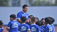 I Made Wirawan memimpin coaching clinic bersama Persib Bandung di lapangan SPOrT Jabar, Arcamanik, Kota Bandung, Minggu (17/11/2024). (Bola.com/Erwin Snaz)