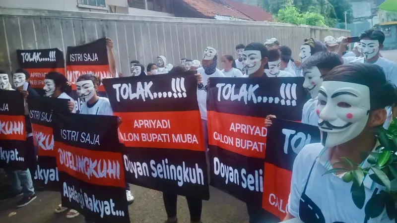 Topeng-Topeng Pendemo di Kantor Golkar-PKS Jakarta Tolak Majunya Cabup di Sumsel