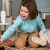 Dua orang anak yang sedang bermain (Foto dok : Freepik/freepik).