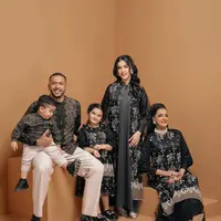 Siapa bilang baju Lebaran harus berwarna putih? Tampil elegan di hari Lebaran juga bisa terlihat dengan baju Lebaran warna gelap, seperti yang dilakukan keluarga Tasya Farasya [@tasyafarasya]