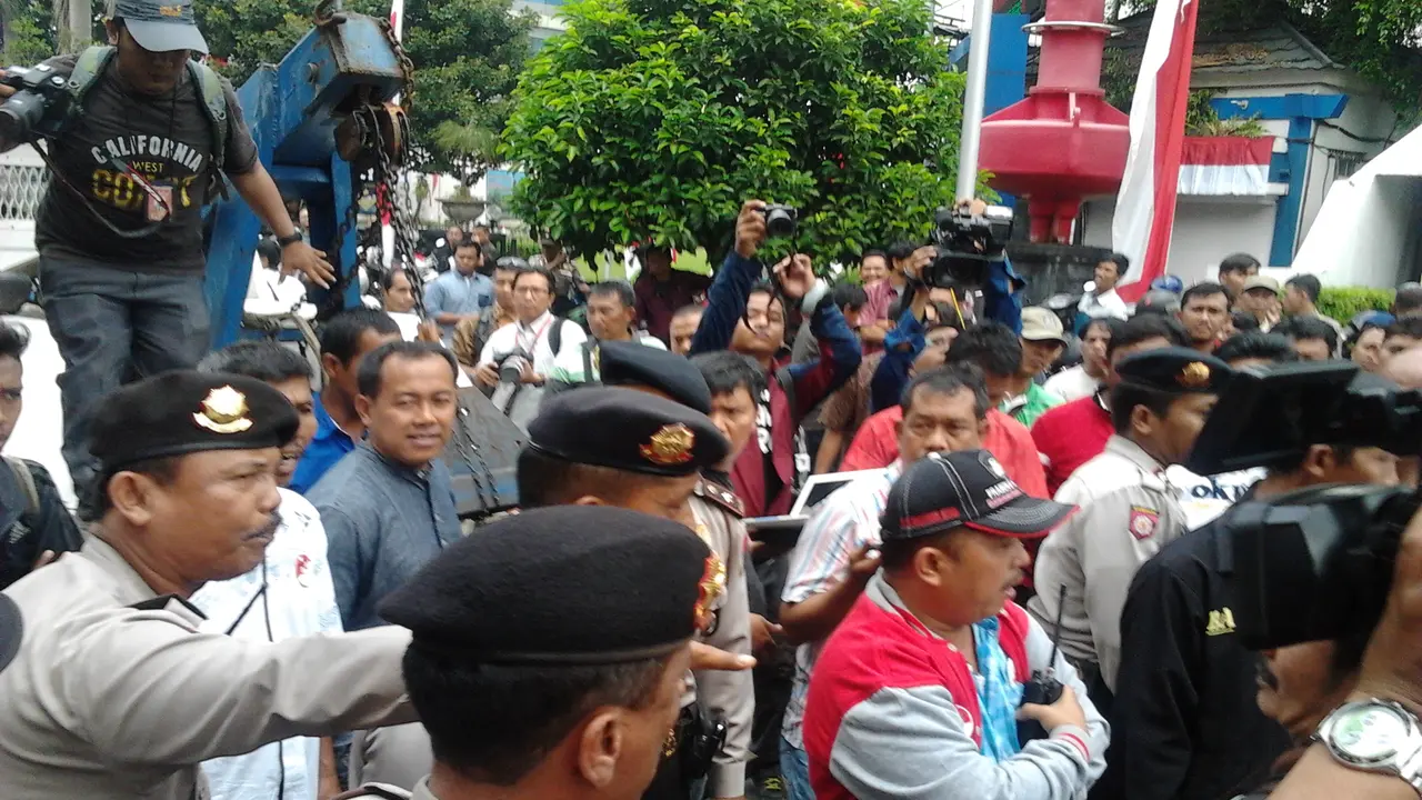 Prakir Sembarang, Massa Prabowo-Hatta Bersitegang dengan Polisi