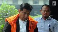 Anggota DPR Fraksi Golkar Bowo Sidik Pangarso (kiri) menundukkan kepala saat tiba di Gedung KPK, Jakarta, Kamis (4/4). Bowo kembali menjalani pemeriksaan oleh penyidik KPK. (merdeka.com/Dwi Narwoko)