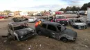 Sejumlah mobil yang hangus dalam ledakan pasar kembang api terbesar di luar Ibu Kota Meksiko, Selasa (20/12). Ledakan itu merupakan yang ketiga kalinya terjadi di pasar kembang api populer di Meksiko hanya dalam satu dekade. (REUTERS/Edgard Garrido)