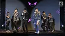 Aksi panggung boyband Super Junior Donghae dan Eunhyuk saat Konser di Korea Brand Entertainment & Expo (KBEE) 2017 di Gandaria, Jakarta, Senin (4/9). Boyband Super Junior D & E membawakan 4 lagu dalam membuka KBEE 2017. (Liputan6.com/Herman Zakharia)