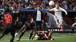 Pelatih Bayer Leverkusen, Xabi Alonso (tengah) melihat pemainnya berebut bola dengan pemain FC Heidenheim pada laga lanjutan Bundesliga di Leverkusen, Jerman, 24 September 2023. (AFP/Ina Fassbender)
