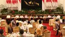 Presiden Joko Widodo atau Jokowi memberi sambutan saat buka puasa bersama di Istana Negara, Jakarta, Jumat (18/5). Jokowi mengundang para pejabat negara, tokoh agama Islam, dan pengusaha Tanah Air. (Liputan6.com/Angga Yuniar)