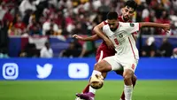 Striker Timnas Yordania, Ali Olwan dijaga dengan ketat oleh bek Timnas Qatar, Tarek Salman dalam laga final Piala Asia 2023, Sabtu (10/2/2024) malam WIB di Lusail Stadium, Qatar. (AFP/Jawel Samad)
