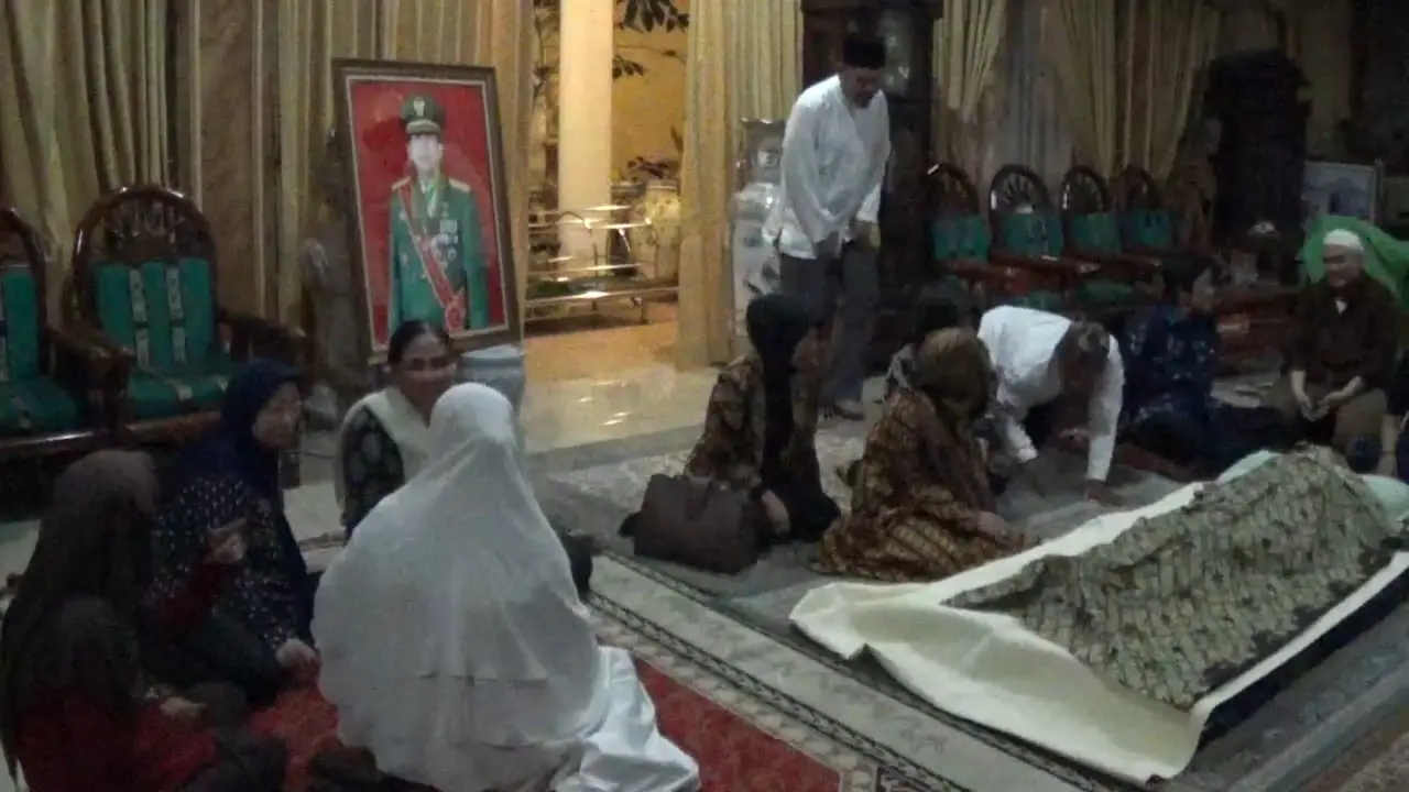 Keluarga tengah mendoakan jenazah Almarhum Hari Sabarno di kediamannya di kawasan Cileungsi, Bogor. (Liputan6.com/Achamd Sudarno)