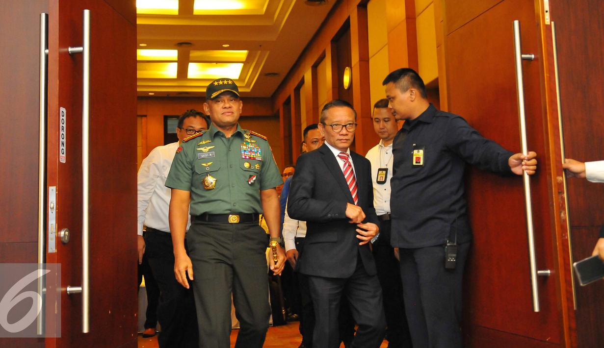 Panglima TNI Gatot Nurmantyo bersama Dirjen Pajak Ken Dwijugiasteadi seusai menghadiri Rapimnas Ditjen Pajak di Gedung Ditjen Pajak, Jakarta, Senin (7/11). (Liputan6.com/Angga Yuniar)