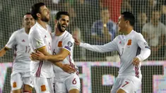 Para pemain Spanyol merayakan gol yang dicetak Asier Illarramendi ke gawang Israel pada laga kualifikasi Piala Dunia 2018 di Stadion Teddy, Yerusalem,Senin (9/10/2017). Israel kalah 0-1 dari Spanyol. (AFP/Thomas Coex)