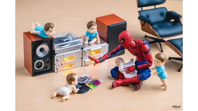Foto Action Figure dalam Berbagai Situasi (Sumber: Boredpanda)