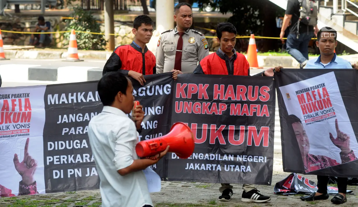 Masyarakat Peduli Keadilan berorasi saat berunjuk rasa di depan Gedung KPK, Jakarta, Senin (4/2). Massa mendesak KPK memeriksa mafia hukum kasus suap mantan Panitera PN Jakarta Utara Rohadi terhadap peringanan vonis Saipul Jamil. (Merdeka.com/Dwi Narwoko)