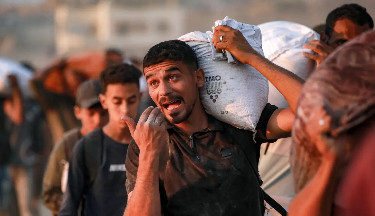 Di Khan Younis, beberapa orang terluka dalam serangan Israel terhadap kelompok warga penunggu bantuan. Dan di Gaza Utara, tujuh orang tewas dalam serangan Israel yang menargetkan rute yang dilalui truk pengangkut bantuan di kota Al-Sudaniya dan Beit Lahia. (BASHAR TALEB/AFP)