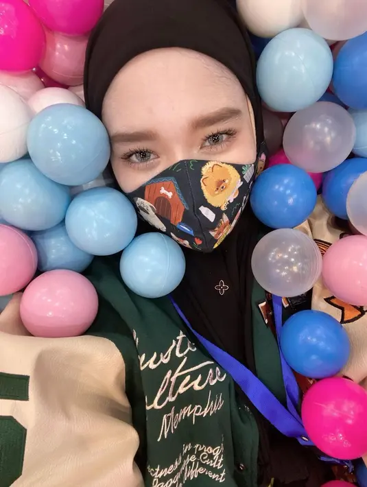 Cara paling mudah dan sederhana untuk tampil menawan adalah menggunakan softlens berwarna. Inara Rusli menampilkan dirinya dalam banyak momen menggunakan softlens berwarna abu-abu, membuat penampilannya berubah secara keseluruhan, tanpa kesan berlebihan. Foto: Instagram.