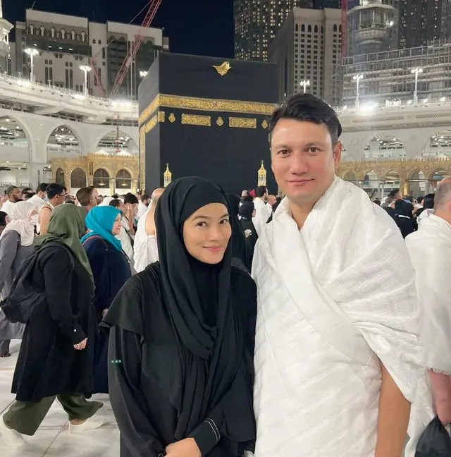 Jadi perjalanan spritiual, intip potret 6 artis mualaf yang jalani Ibadah umrah