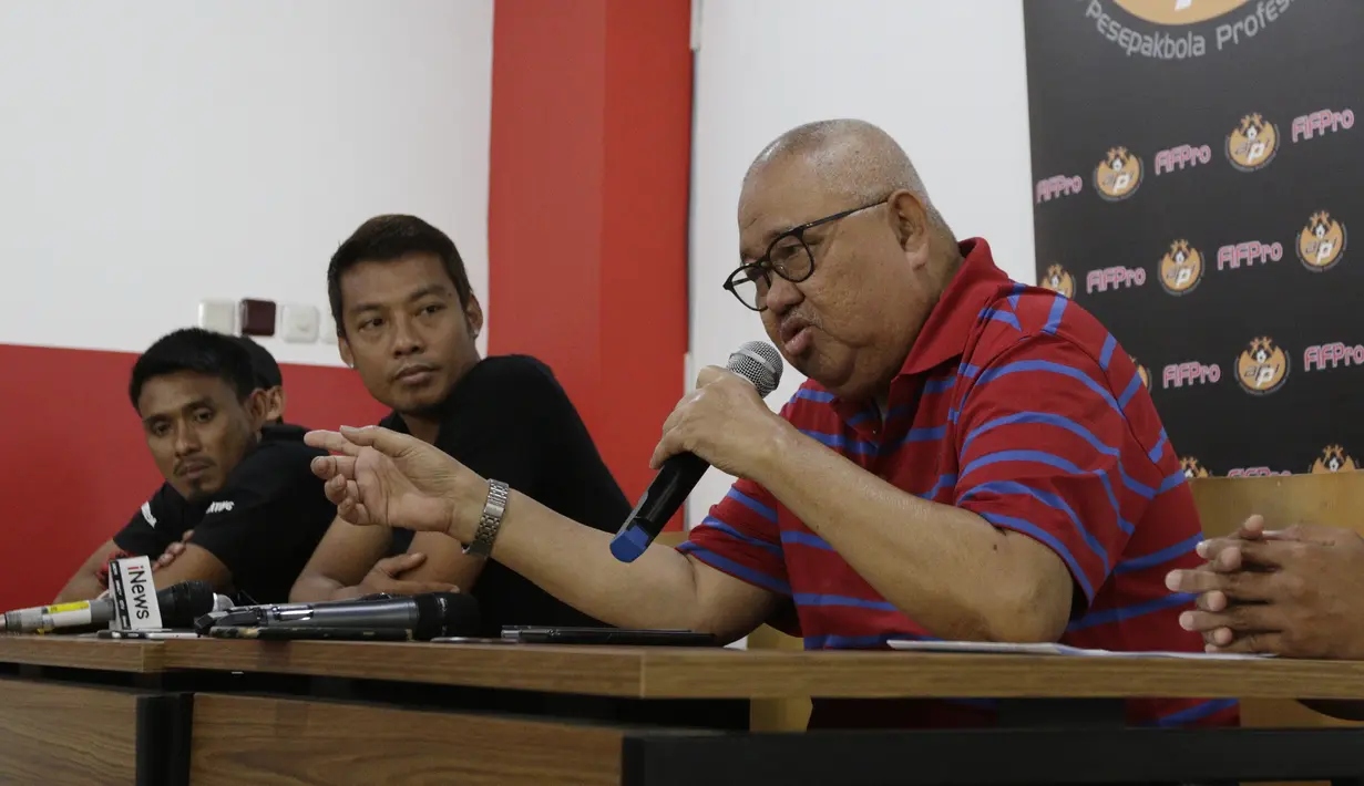 Mantan Manajer Timnas Indonesia, Andi Darussalam, memberikan keterangan saat jumpa pers di Jakarta, kamis (20/12). Para pemain Timnas Indonesia membantah terlibat pengaturan skor di Piala AFF 2010. (Bola.com/M Iqbal Ichsan)