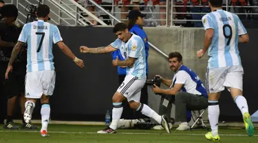Gelandang Argentina, Ever Banega (tengah) melakukan selebrasi usai mencetak gol kegawang Chile  pada Copa America Centenario 2016 di Levi's Stadium, California, AS (7/6). Argentina menang atas Chile dengan skor 2-1. (AFP/Mark Ralston)