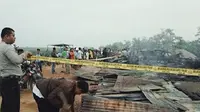 Seorang saksi melihat kepala keluarga yang istri dan dua anaknya terbakar, pergi terburu-buru dari rumah sebelum kejadian. (Liputan6.com/M Syukur)