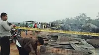 Seorang saksi melihat kepala keluarga yang istri dan dua anaknya terbakar, pergi terburu-buru dari rumah sebelum kejadian. (Liputan6.com/M Syukur)