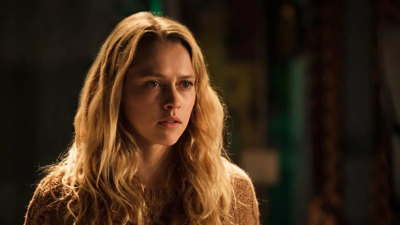 Teresa Palmer dalam film Lights Out (Warner Bros)