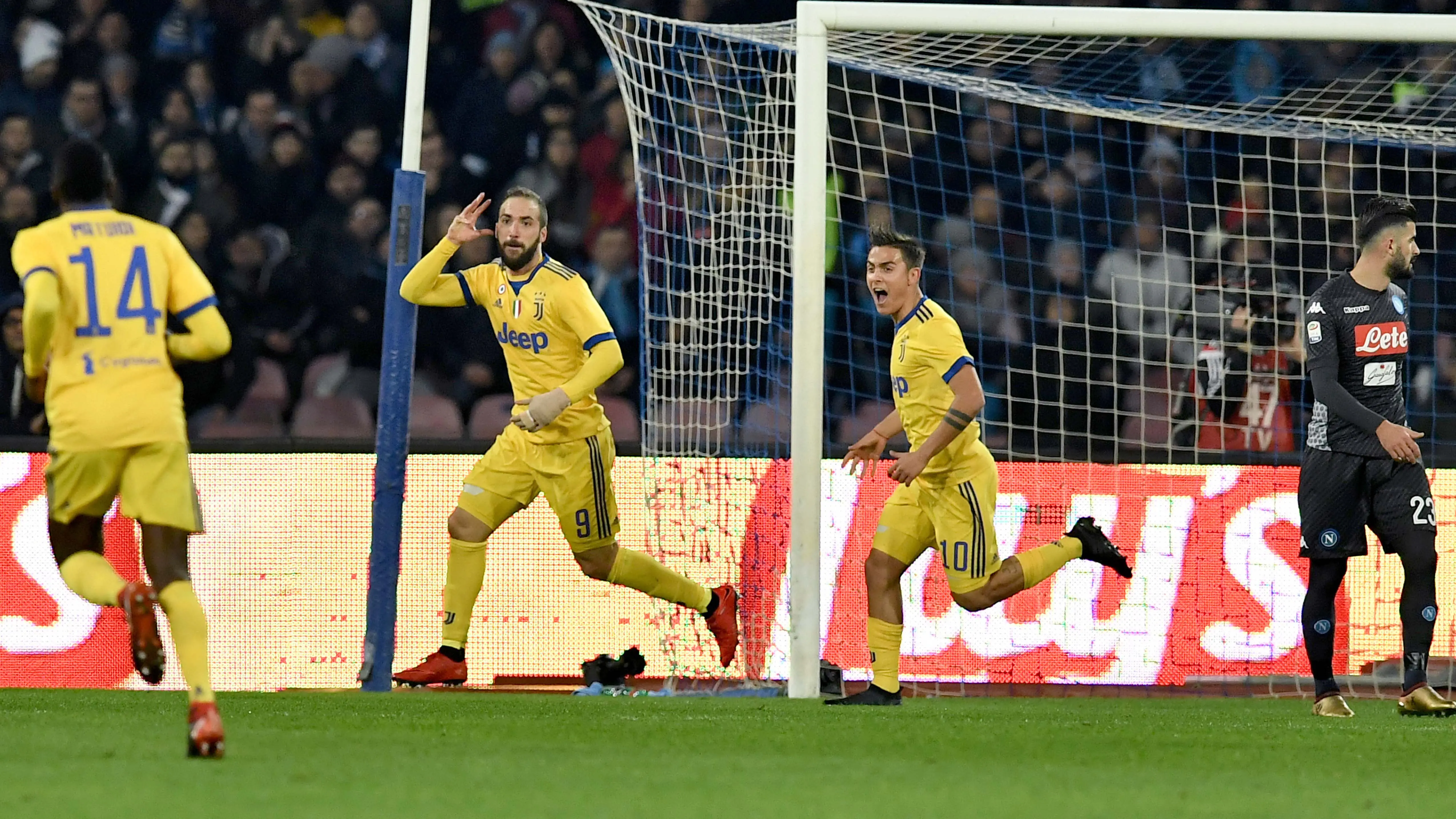 Pemain Juventus, Gonzalo Higuain (2 dari kiri) merayakan gol ke gawang Napoli pada lanjutan Serie A Italia di San Paolo stadium, Naples, (1/12/2017). (AFP/Tiziana Fabi)