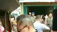 Zulkifli Hasan Terekam Bagi-Bagi Duit ke Penumpang Angkot Muara Enim