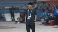 Pelatih Timnas Indonesia U-23, Shin Tae-yong saat pertandingan melawan Timor Leste dalam laga kedua fase Grup A SEA Games 2021 di Stadion Viet Tri, Phu Tho, Vietnam, Selasa (10/5/2022). (Bola.com/Ikhwan Yanuar)