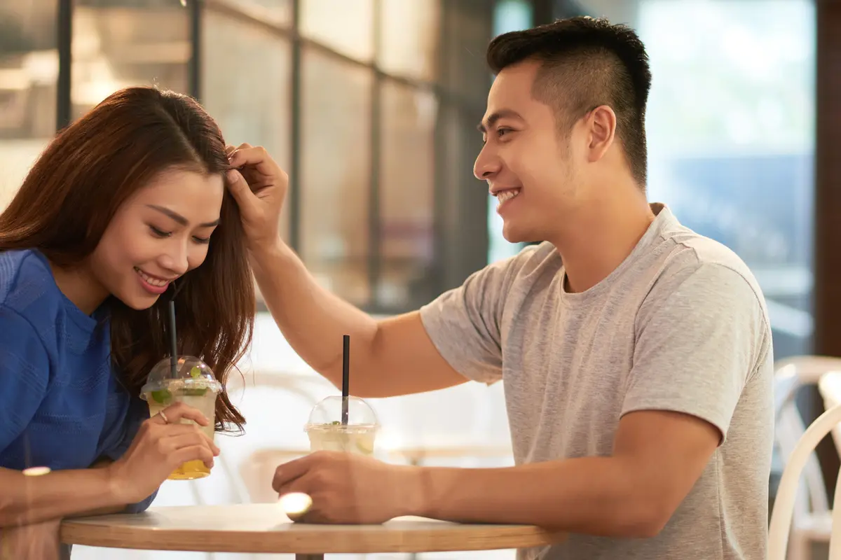 perempuan dan pasangan 12 juli belai