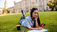 Ilustrasi seorang wanita sedang berkuliah di UK. (c) MargaritaDemidova/Depositphotos.com