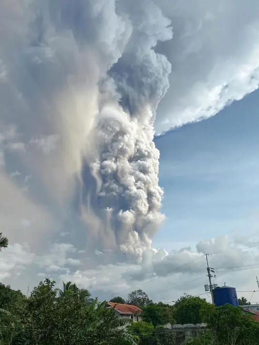 Gunung Api Taal memuntahkan abu dan asap saat erupsi di Tagaytay, Provinsi Cavite, Filipina, Minggu (12/1/2020). Otoritas Filipina mengeluarkan peringatan dan memaksa para pejabat menghentikan penerbangan di bandara utama di Manila sampai pemberitahuan lebih lanjut. (Lester Matienzo via AP)