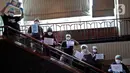 Dokter dan tenaga medis membawa tulisan berisi pesan dan tulisan untuk melawan virus corona saat sesi foto di posko tenaga medis Covid-19, Jakarta, Kamis (2/4/2020). Aksi ini mengharapkan masyarakat berdiam diri di rumah, untuk ikut bergerak memutus mata rantai covid-19. (Liputan6.com/Johan Tallo)