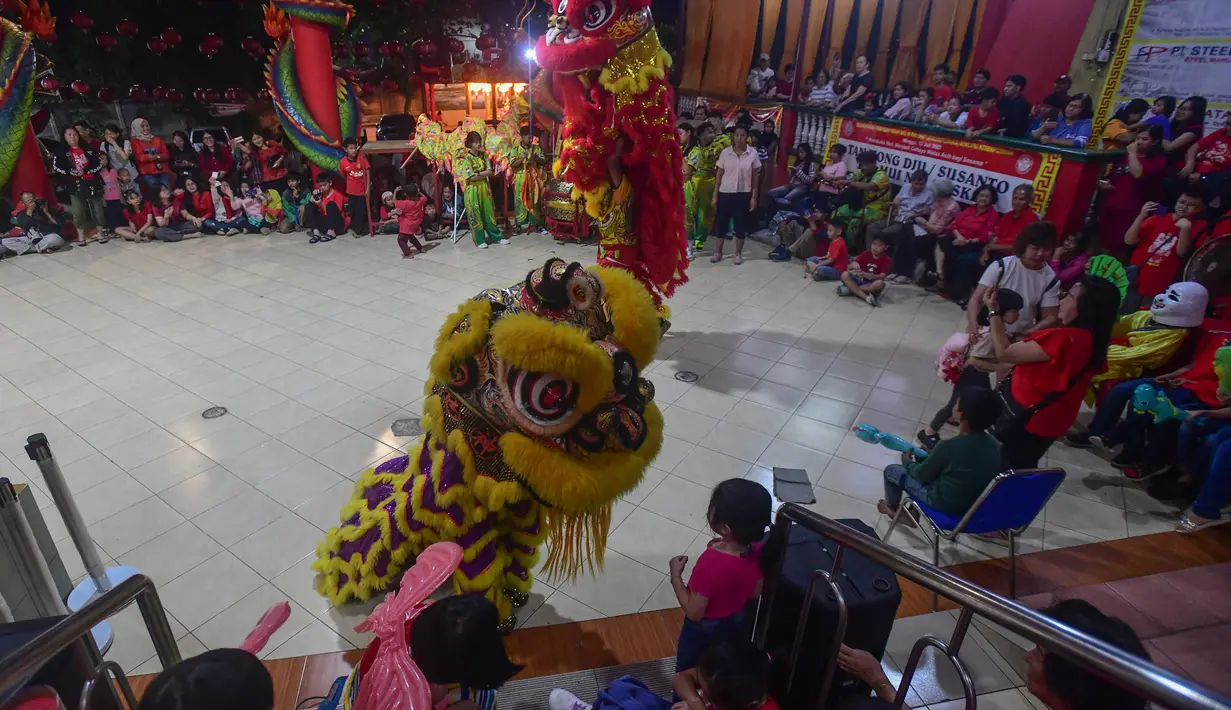 Untuk memeriahkan suasana, pihak vihara menampilkan atraksi Barongsai, Wushu, dan berbagai hiburan lainnya di area vihara. Tampak dalam foto, penampilan barongsai memeriahkan suasana malam Tahun Baru Imlek di Wihara Kwan In Thang, Pondok Cabe, Tangerang Selatan, Senin (16/2/2026). (merdeka.com/Arie Basuki)