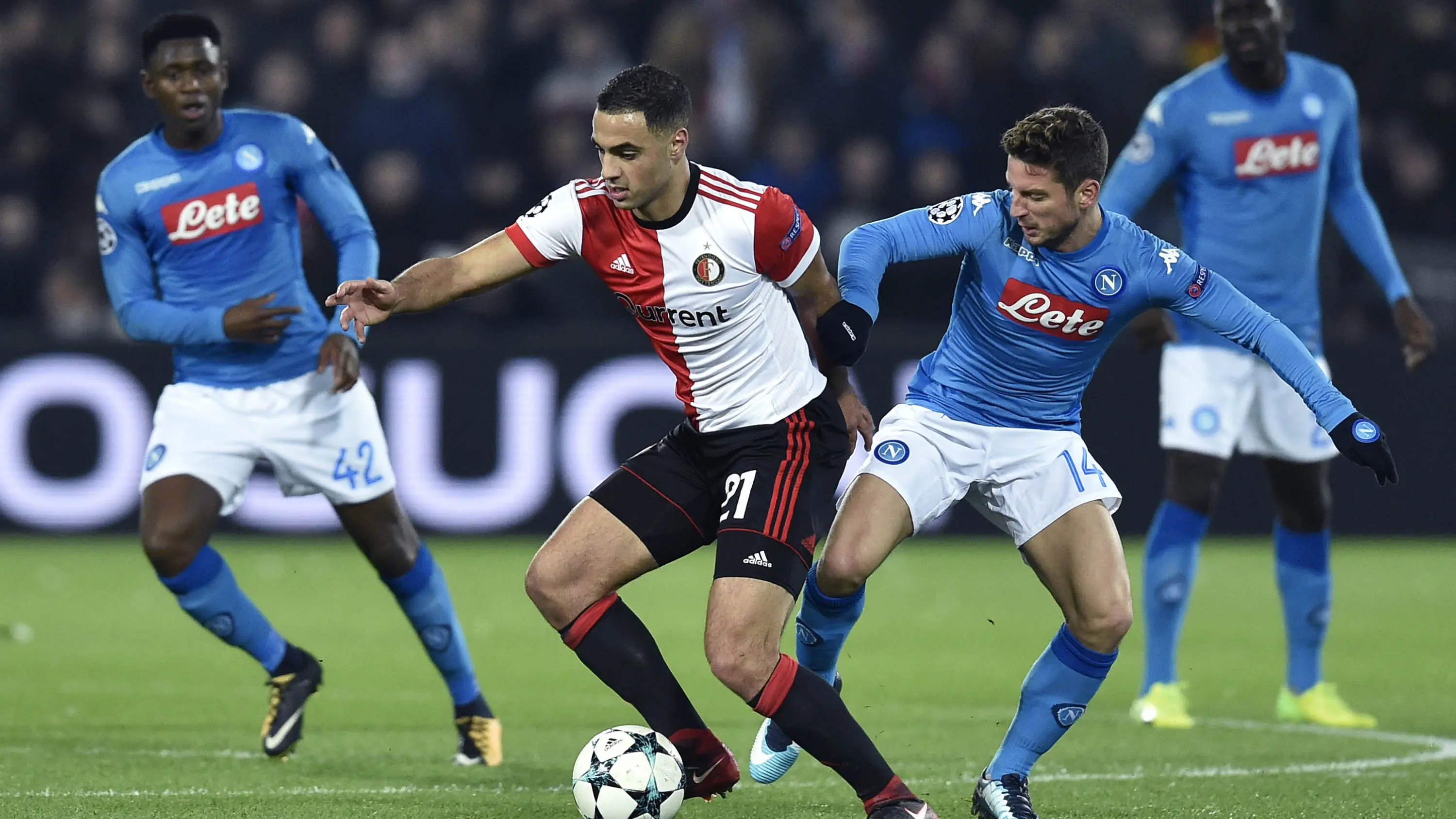 Gelandang Feyenoord, Sofyan Amrabat, berebut bola dengan striker Napoli, Dries Mertens, pada laga Liga Champions di Stadion Kuip, Rotterdam, Rabu (6/12/2017). Feyenoord menang 2-1 atas Napoli. (AFP/John Thys)