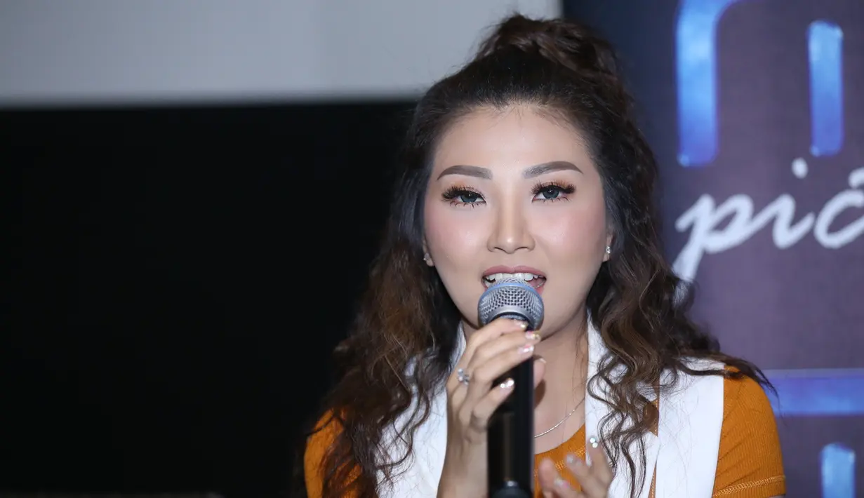 "Saat di lokasi lidah aku kayak kesemutan gitu. Ceritanya aku tidur, pas bangun lidah jadi mati rasa, aneh, kaku, aku mikirnya kayak nggak sengaja kegigit," kata Wendah. (Nurwahyunan/Bintang.com)