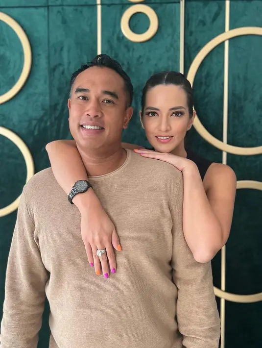 Nia dan Ardi serta dua anaknya kompak mengenakan pakaian putih. Sedangkan putri pertamnya Mikhayla mengenakan outfit hitam.  [Instagram/ramadhaniabakrie]